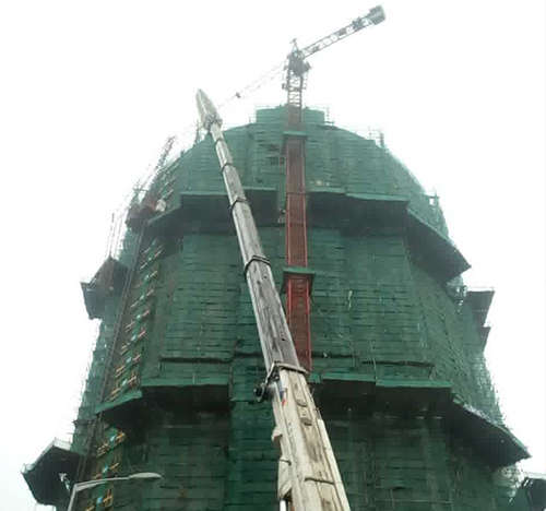 达川吊车在工地上作业